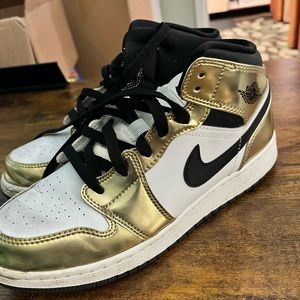 Jordan 1 Mid
Metallic Gold Black White